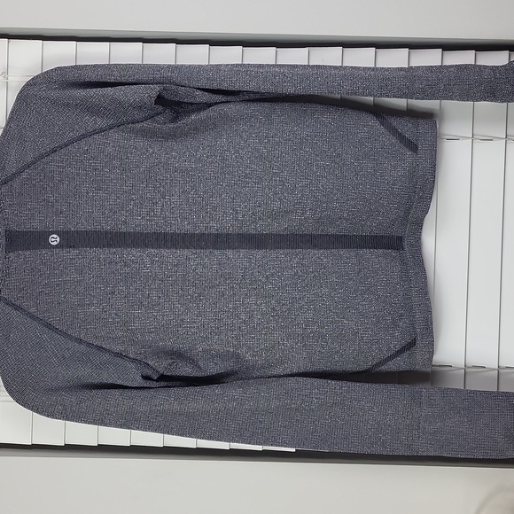 Lululemon Athletica Charcoal/Silver Long Sleeve Top. Size 8 - Picture 10 of 12